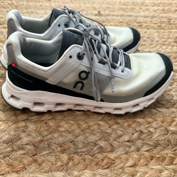 On Running Women’s 6.5 Cloudvista 2 Grey and White Running Shoes - Picture 1 of 11
